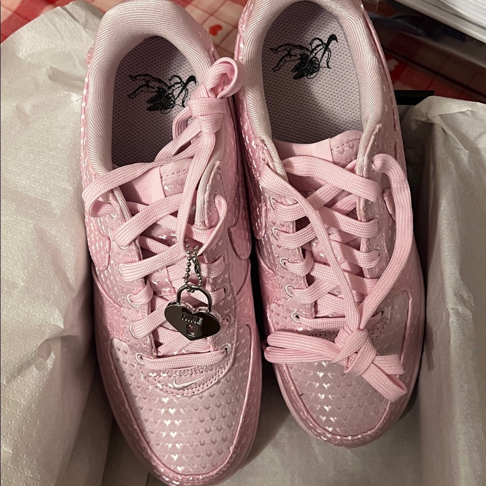 Nike Air Force 1 Valentines 8.5 - Brand New! - Picture 5 of 9